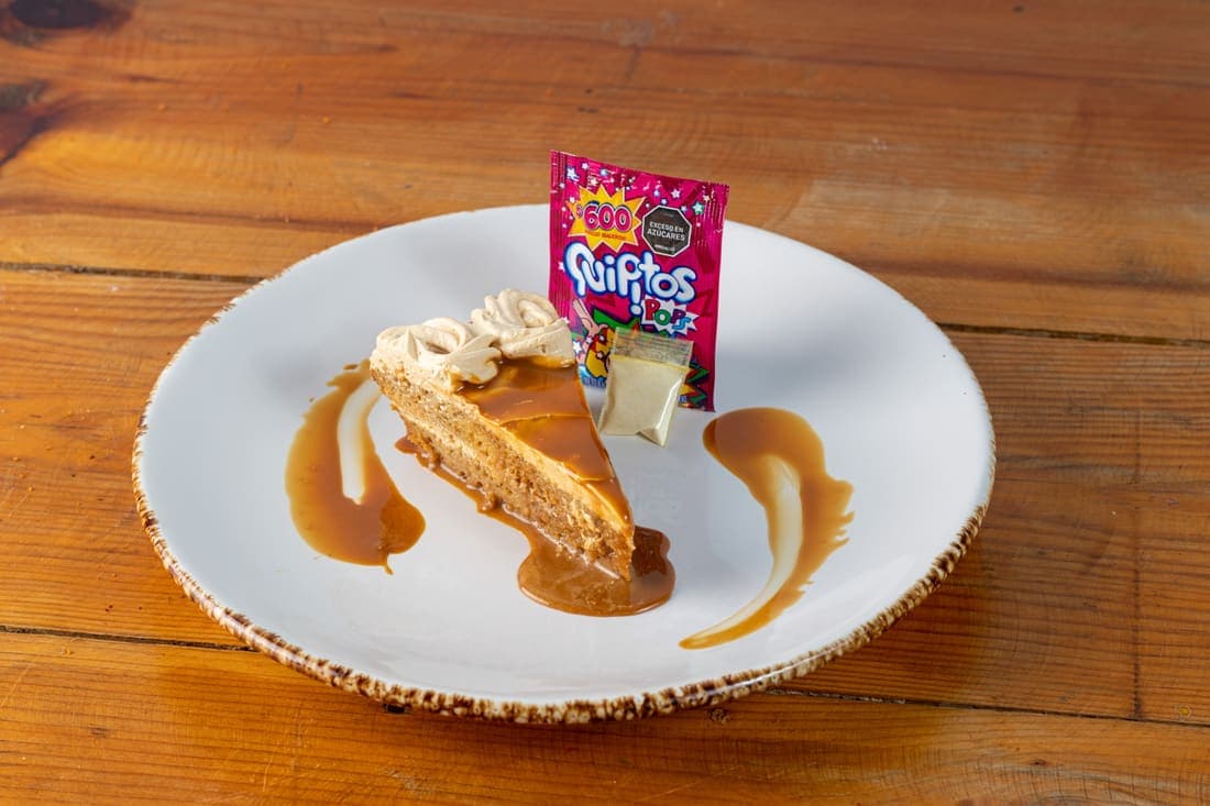 Polvos Mágicos: Tres leches suave y húmedo bañado en arequipe cremoso y Quipitos explosivos.