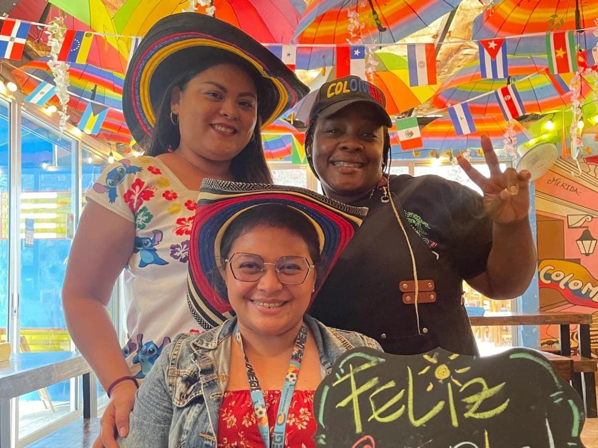 Grupo celebrando un cumpleaños en Parceros con sombreros vueltiaos y pizarrón de Feliz Cumple